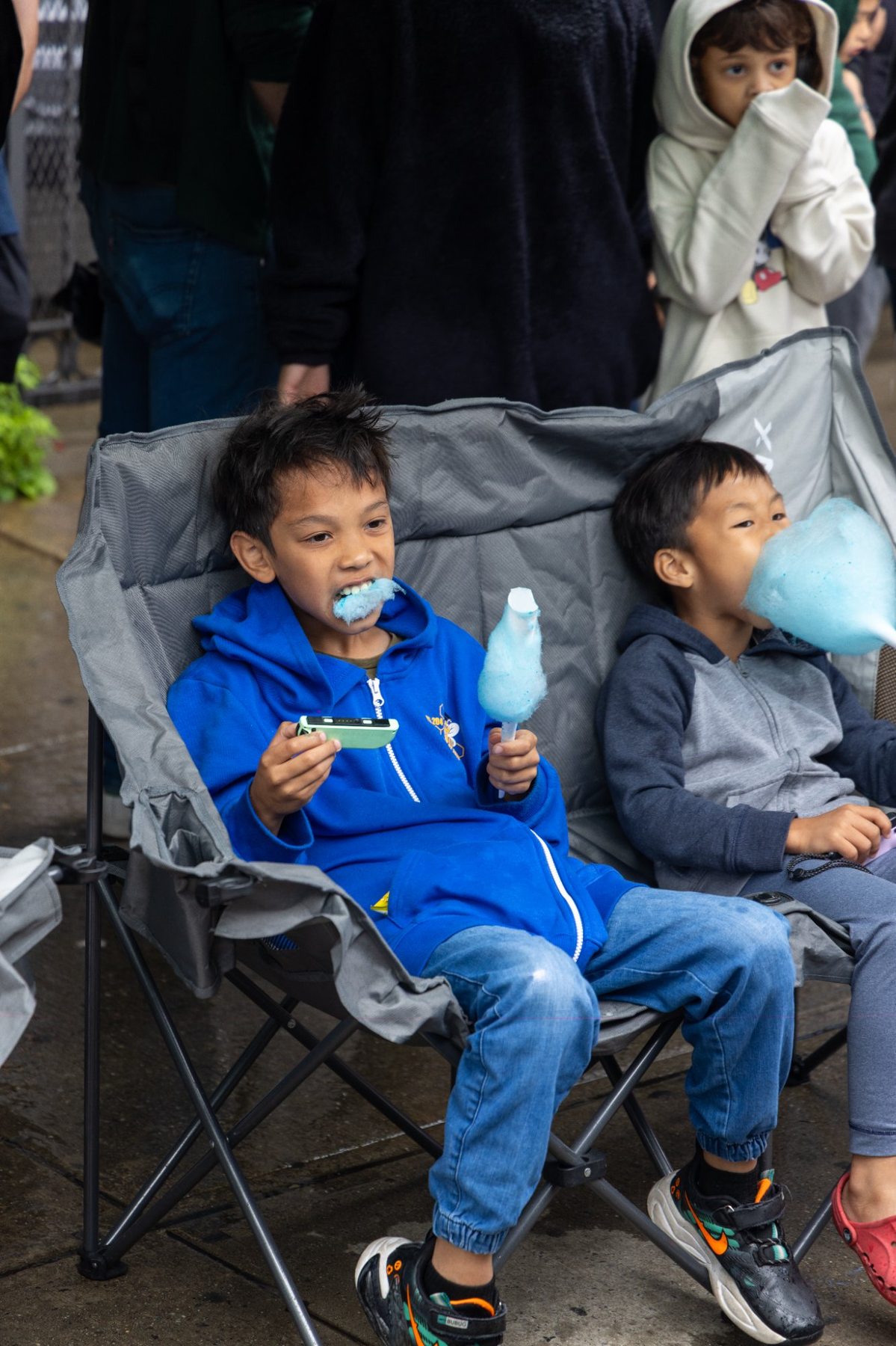 Kids enjoying cotton candy at a gaming event